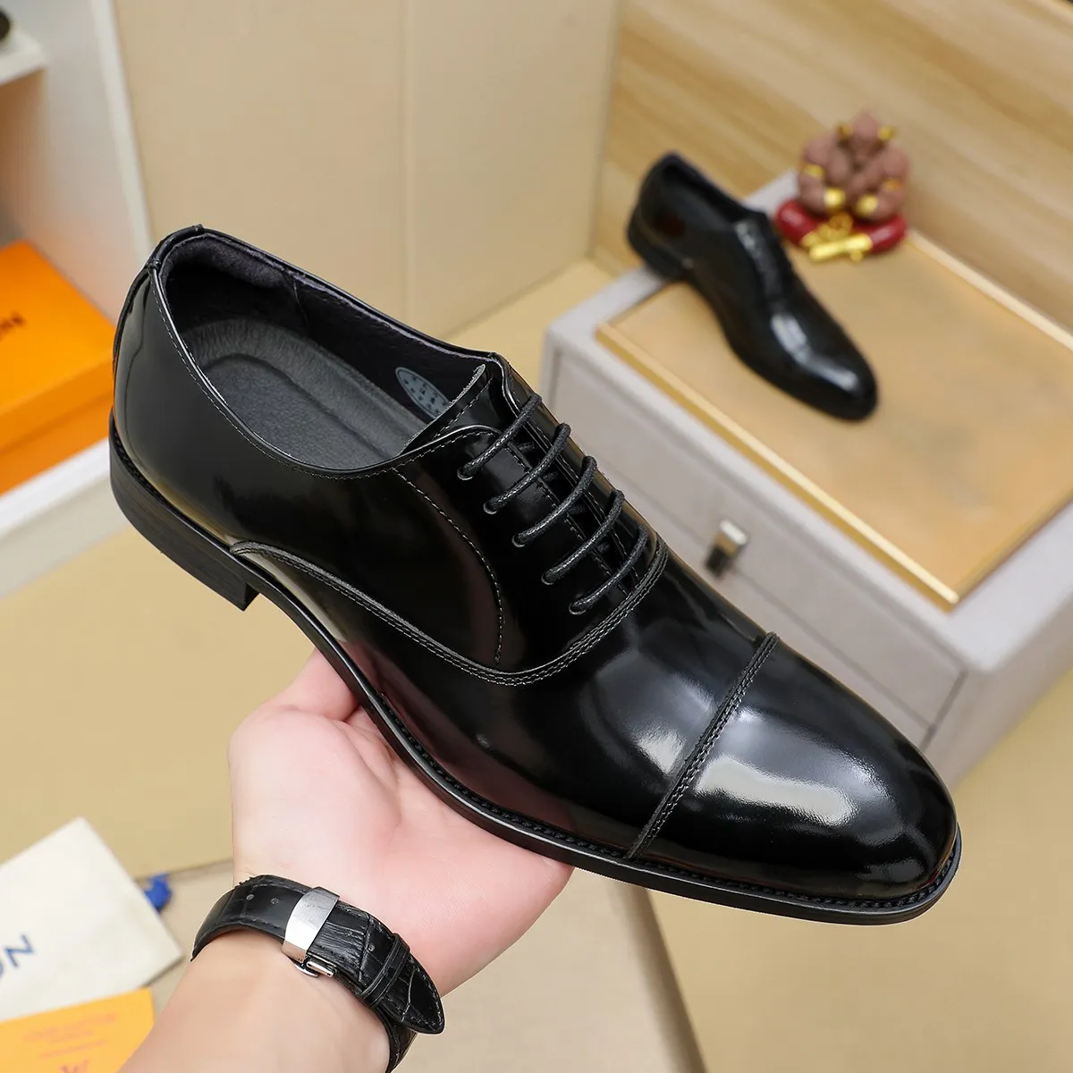 Men's shoes 💰600 💰 Louis Vuitton LV ® Autumn and Winter 🆕 models 🔛Full shoe counter First layer cowhide, 🐂Leather lined casual shoes for men, super soft outsole, a must-have for driving. Counter synchronization Original first layer cowhide Completely 1:1 mold customization 🌹Top version, color optional! Number: 38-45 (37.46. Customized)